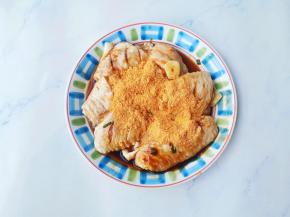 加一包腌鸡翅调料，拌匀腌制2小时以上。