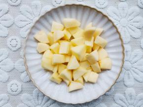 洗净后削皮切小块，