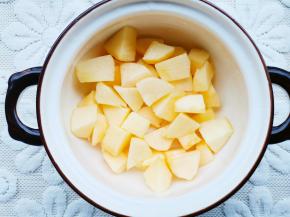 苹果放入碗中，