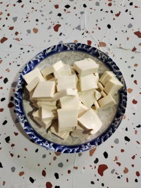 豆腐切成稍微厚一点的小块儿备用！(豆腐选择嫩豆腐或者老豆腐都可以，根据自己的喜好！个人觉得嫩豆腐更好吃！烤出来外焦里嫩！)