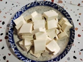 豆腐切成稍微厚一点的小块儿备用！(豆腐选择嫩豆腐或者老豆腐都可以，根据自己的喜好！个人觉得嫩豆腐更好吃！烤出来外焦里嫩！)