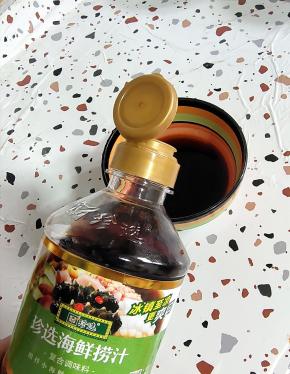珍选海鲜捞汁2勺，蚝油1勺，白糖半勺搅拌均匀调成料汁儿！(没有珍选海鲜捞汁的也可以用生抽代替！)