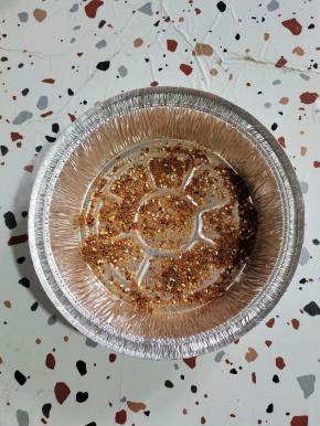 锡纸盘底部喷适量的油，撒一层烧烤料！