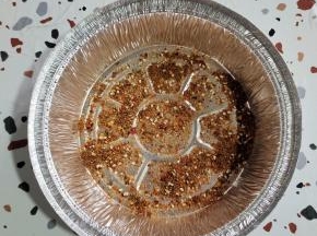 锡纸盘底部喷适量的油，撒一层烧烤料！