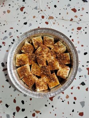 再刷一层料汁儿，撒适量的烧烤料！