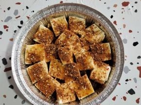 再刷一层料汁儿，撒适量的烧烤料！