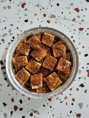 一般的情况下铺两层豆腐就可以了！今天豆腐买的有点多，还剩几块，我就全部把它铺上去了！一共铺了三层！