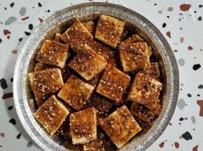一般的情况下铺两层豆腐就可以了！今天豆腐买的有点多，还剩几块，我就全部把它铺上去了！一共铺了三层！