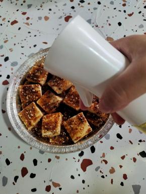 表面喷3克油！(喷壶按压3下就是3克油！)