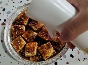 表面喷3克油！(喷壶按压3下就是3克油！)
