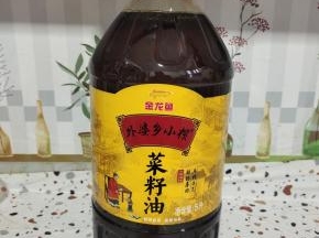 外婆乡小榨菜籽油是金龙鱼品牌专业的浓香风味系列产品之一，采用压榨工艺，精选非转基因原料，静心制作，成就独特的浓香风味！用它炒出来的菜肴特别香！让你一吃就忘不了，情不自禁的爱上它！
