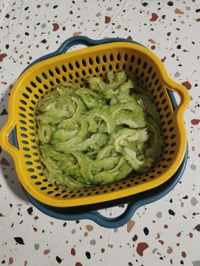 苦瓜去瓤，切成片，放入水中，加入适量的白醋浸泡半个小时，去除苦瓜的苦味！