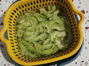 苦瓜去瓤，切成片，放入水中，加入适量的白醋浸泡半个小时，去除苦瓜的苦味！