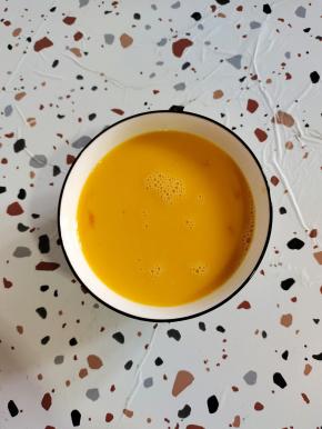 土鸡蛋打散备用！