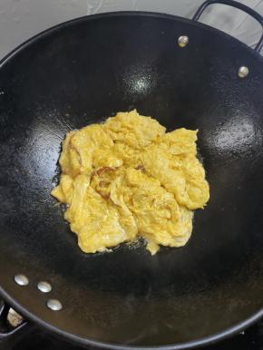 放入蛋液煎至两面金黄！