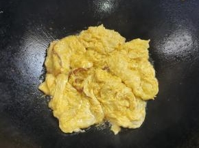 放入蛋液煎至两面金黄！