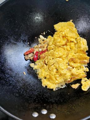 炒散，扒到一边，放入蒜瓣，生姜，干辣椒爆香！