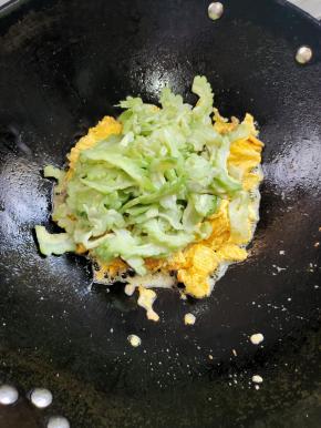 放入苦瓜翻炒均匀！