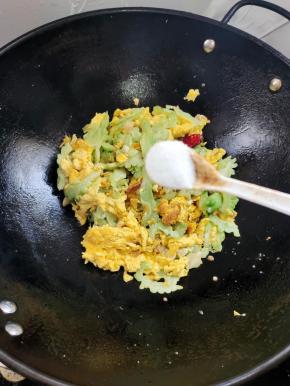 放入一勺盐调味！