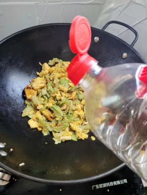 放入一勺生抽翻炒均匀！