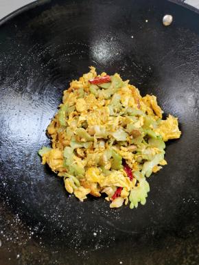 起锅前放入适量的鸡精翻炒均匀即可！