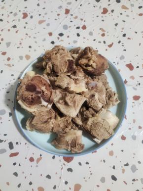 牛排冷水下锅，放入葱姜料酒焯水后，捞出洗净，控干水分备用！