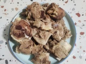 牛排冷水下锅，放入葱姜料酒焯水后，捞出洗净，控干水分备用！