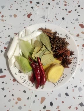 准备好香料:生姜，八角，桂皮，香叶，葱段，干辣椒，花椒！