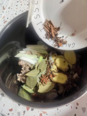 把牛排和所有的香料倒入电压力锅内胆里！