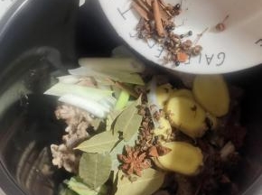 把牛排和所有的香料倒入电压力锅内胆里！