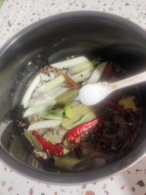 倒入适量的开水，放入一勺盐调个底味！