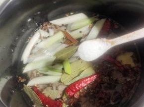 倒入适量的开水，放入一勺盐调个底味！