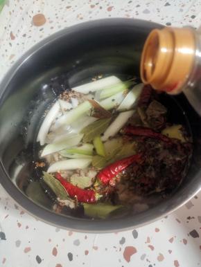 放入少许红烧酱油，调色！