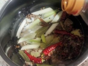 放入少许红烧酱油，调色！