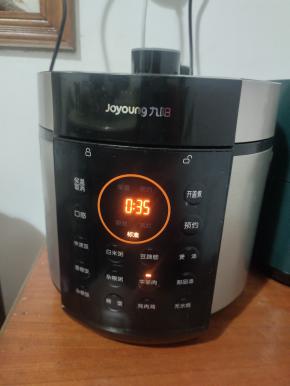 放入电压力锅里，按“牛羊肉”键即可！