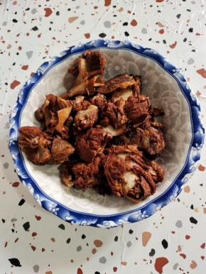 煮好，待气压阀落下，打开盖子，把牛排捡出来备用！