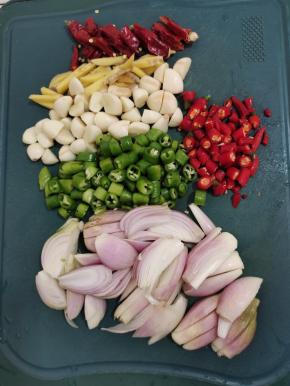 干辣椒切成段，生姜切成丝，蒜瓣对半切开，线椒和小米辣切成小丁，洋葱切成小块备用！