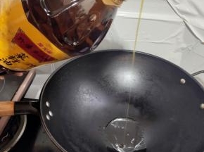 锅烧热，倒入适量的外婆乡小榨菜籽油！