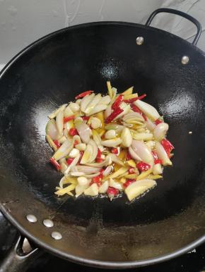 放入生姜，蒜瓣，干辣椒，小米辣和洋葱爆香！