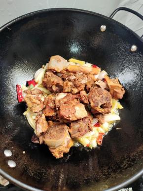 倒入牛排翻炒均匀！