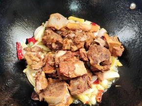 倒入牛排翻炒均匀！