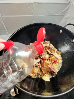 放入适量的生抽调味！