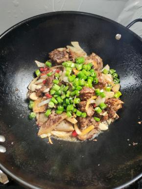 放入线椒翻炒均匀！