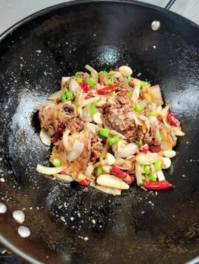 起锅前放入适量的鸡精翻炒均匀即可食用！