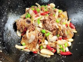 起锅前放入适量的鸡精翻炒均匀即可食用！