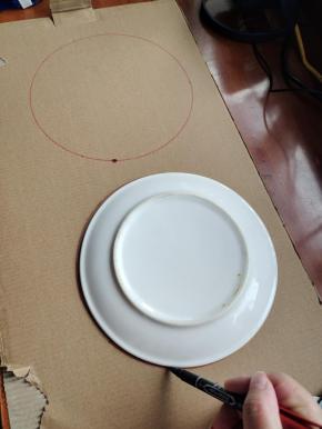 用盘子在纸箱上画出两个圆！(我家两个孩子，需要做两个！)