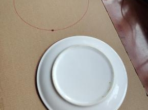 用盘子在纸箱上画出两个圆！(我家两个孩子，需要做两个！)