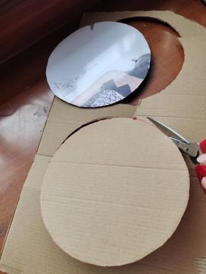 用剪刀沿着画的线剪开！