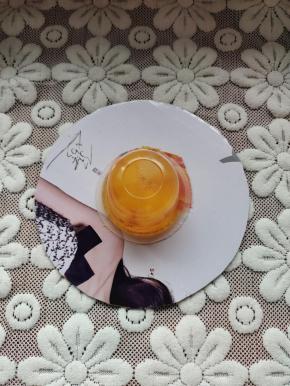 粘在圆形的纸壳上！