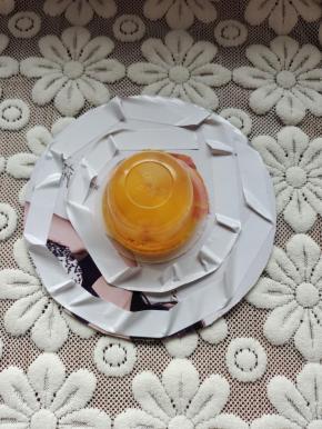 在纸壳周围贴上两圈双面胶！